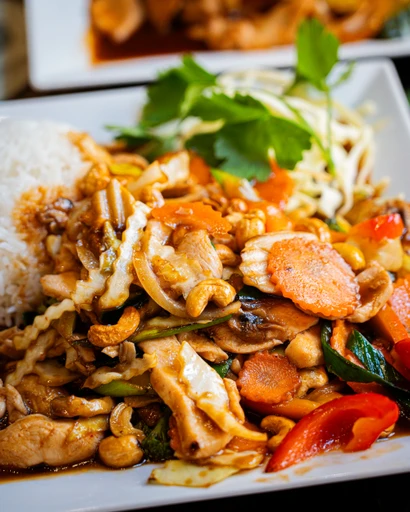 Roasted Kyckling Wok med cashewnötter, morötter och paprika